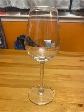 Elegant Clear Wine Glass - Stemmed Goblet in Clear